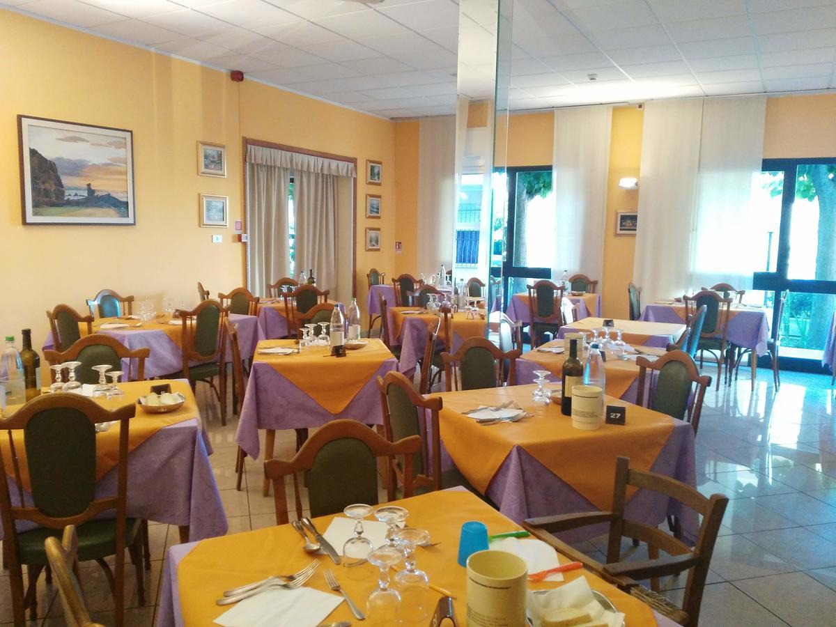 Hotel Marittimo Rimini Buitenkant foto